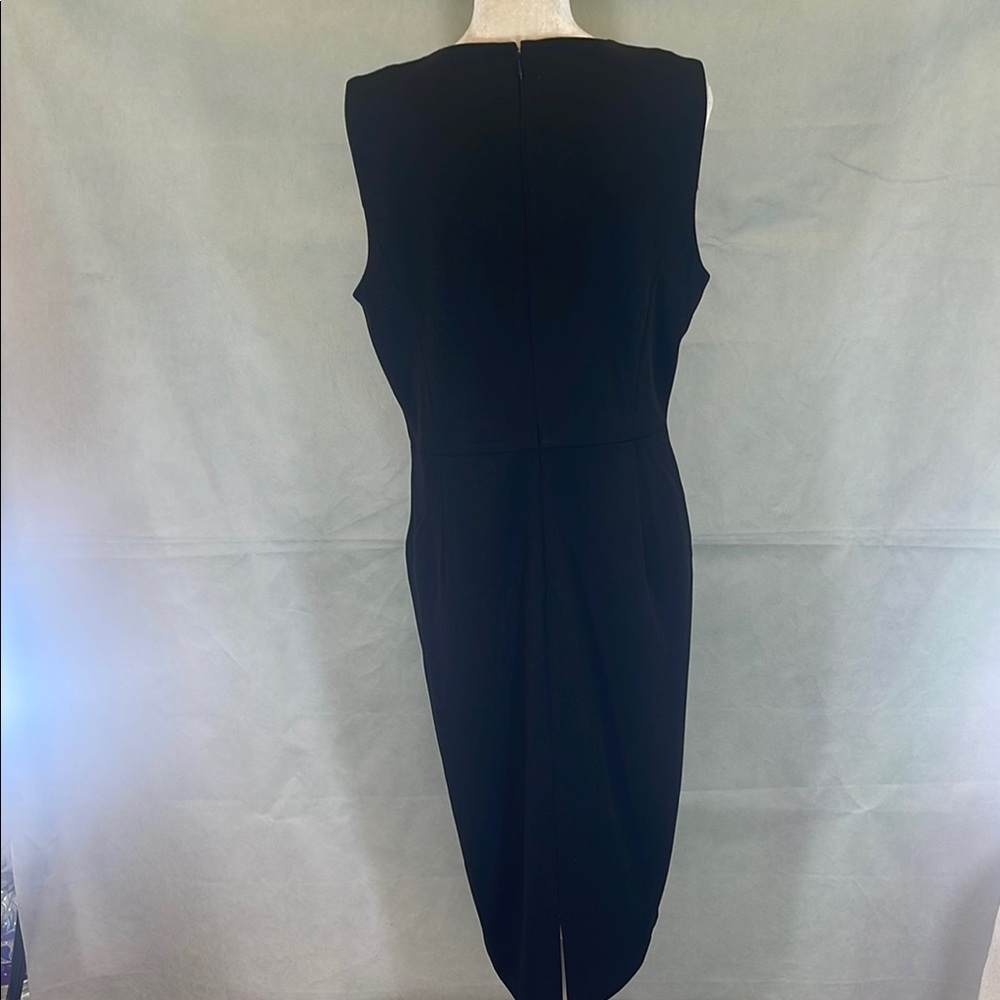 Elegant Black Sleeveless Dress with Gold Chain Detail - Picture 6 of 9